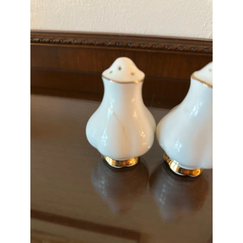 Vintage Made in England Royal‎ Albert Val D'or Salt And Pepper Shakers